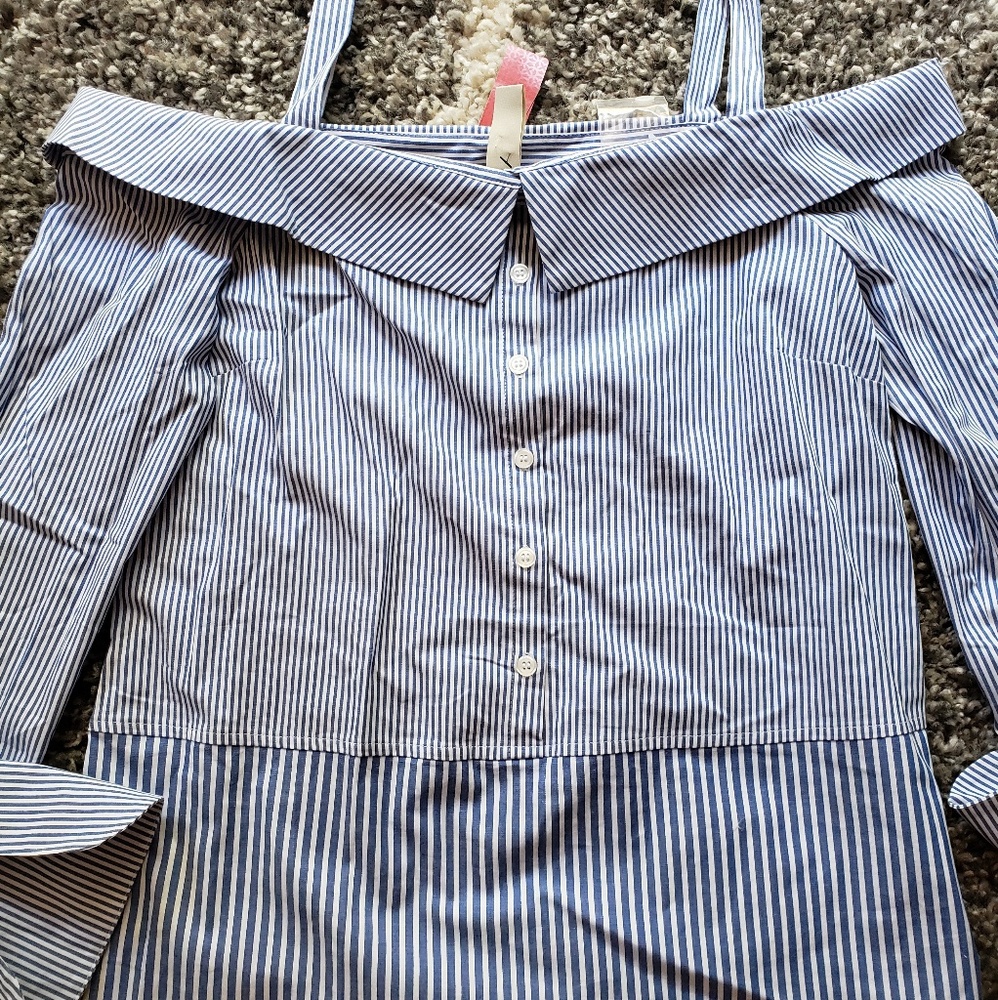 Allison Joy cold shoulder top M